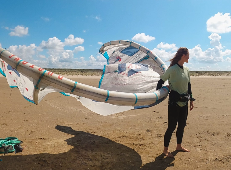 Kitesurf student holding kite for first kite lesson experience