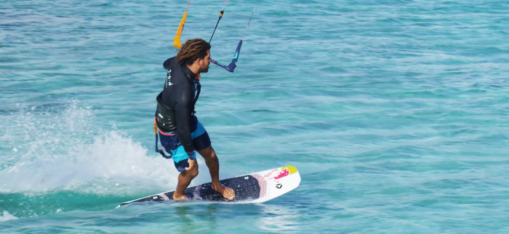 Bij het kiten met een surfboard kan iedereen zelf kiezen of je liever je voeten omzet voor de bocht of na de bocht