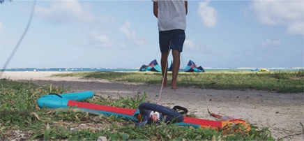 Je begint met het klaarmaken van de complete kitesurfset