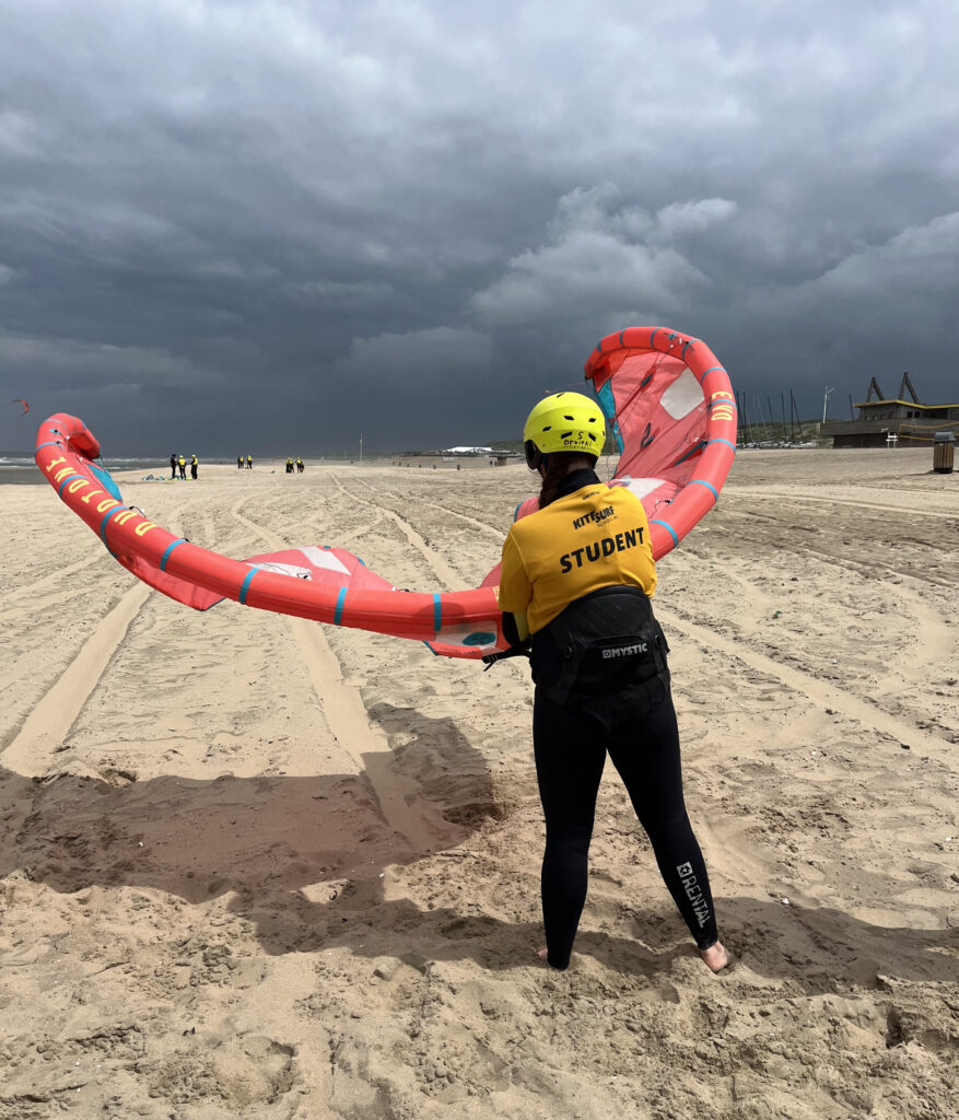 Een student van de Kitesurfschool met een zittrapeze. 