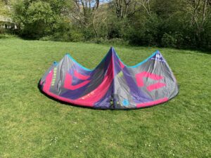 Tweedehands kite op een grasveld